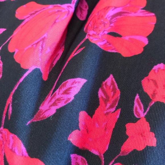 Forever21 floral Skirt 🌹🌹🌹 - Picture 4 of 5